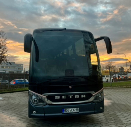 Ein neuer Reisebus auf Europas Straßen