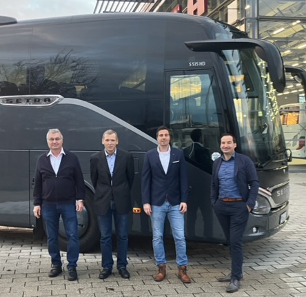 Ein neuer Reisebus auf Europas Straßen