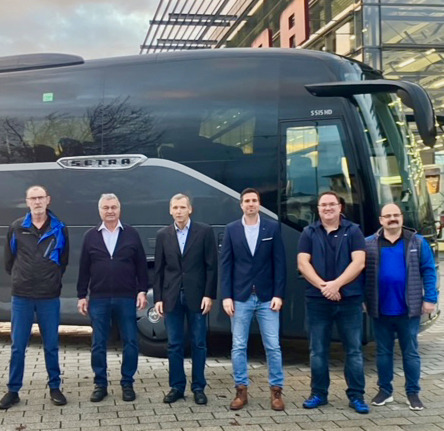 Ein neuer Reisebus auf Europas Straßen