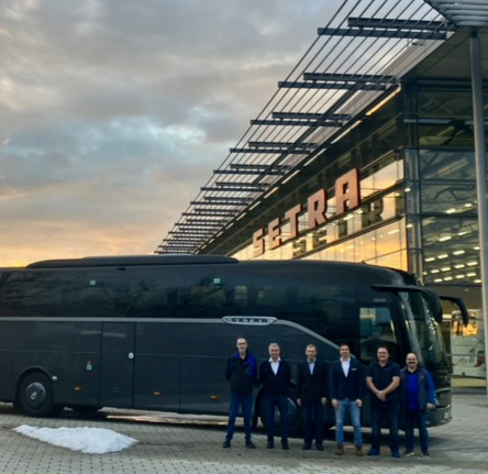 Ein neuer Reisebus auf Europas Straßen