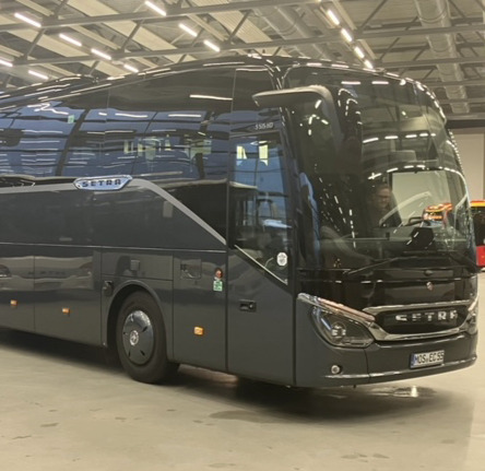 Ein neuer Reisebus auf Europas Straßen